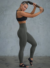 Load image into Gallery viewer, Sexy Back Leggings
